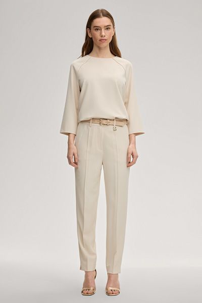 Philomena Chino-Hose in Creme mit Logo-Detail und Bundfalten