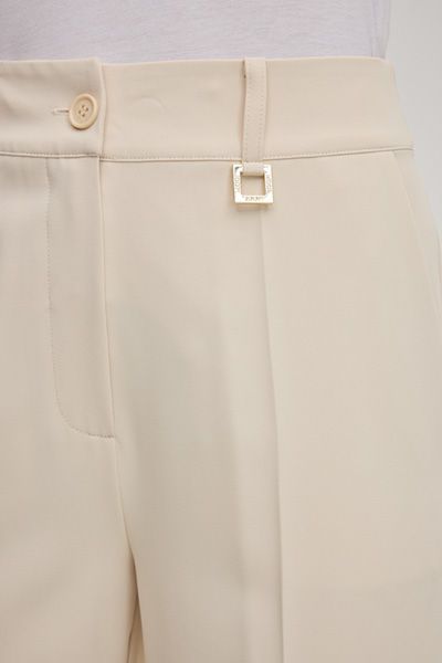 Philomena Chino-Hose in Creme mit Logo-Detail und Bundfalten