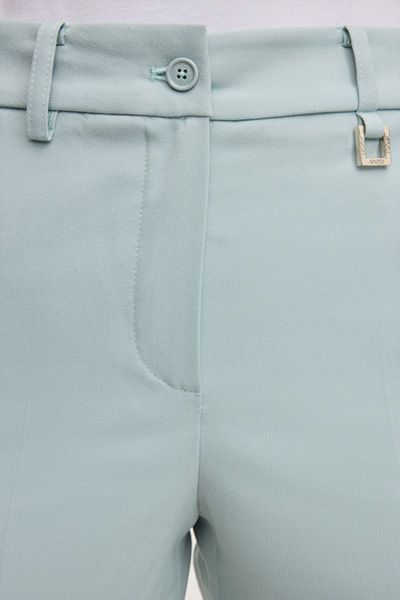 Hellblaue, verkürzte Knöchelhose mit Gürtelschlaufen & Akzenten