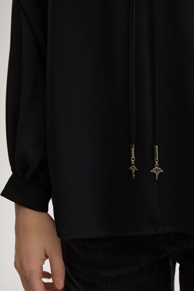 Schwarze Bluse Brigida mit Bindeband und Ballonärmeln