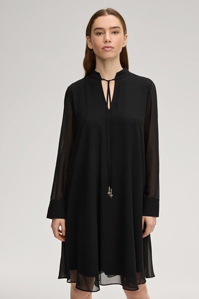 Chiffon Delilah Schwarzes Kleid mit Stehkragen und transparenten Ärmeln