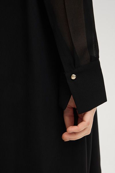 Chiffon Delilah Schwarzes Kleid mit Stehkragen und transparenten Ärmeln