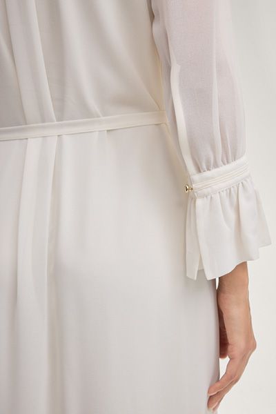 Elegantes Dinah Offwhite Midikleid mit Rüschenkragen und Bindeband