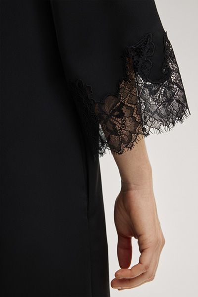 Dancia Schwarzes Etuikleid mit Dreiviertelärmeln und Spitzenbesatz