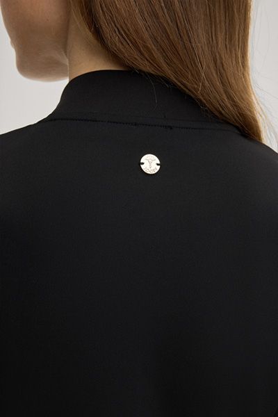 Sweatkleid Tibra Schwarzes knielanges Kleid mit Stehkragen und Knöpfen