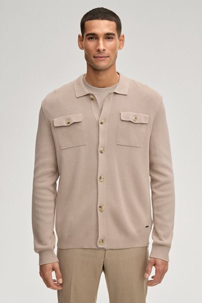 Owero Strickjacke in Sand mit aufgesetzten Taschen und Kragen