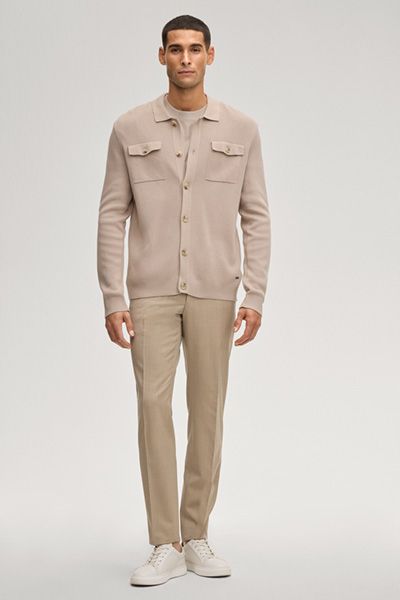 Owero Strickjacke in Sand mit aufgesetzten Taschen und Kragen