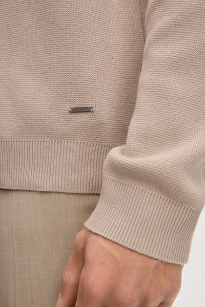 Owero Strickjacke in Sand mit aufgesetzten Taschen und Kragen