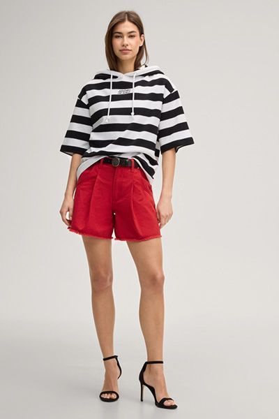 Joop! Rote Denimshorts mit Bundfalten und ausgefransten Säumen