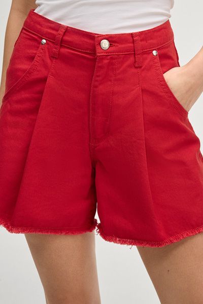 Joop! Rote Denimshorts mit Bundfalten und ausgefransten Säumen