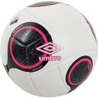 Weißer Fußball mit pinkfarbenen Akzenten