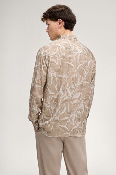 Beige Hemd mit Blätterdruck, langen Ärmeln und Kentkragen