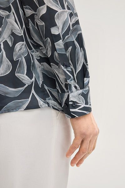 Marineblaues Hemd mit Blätterprint, Viskose, lange Ärmel, Kentkragen