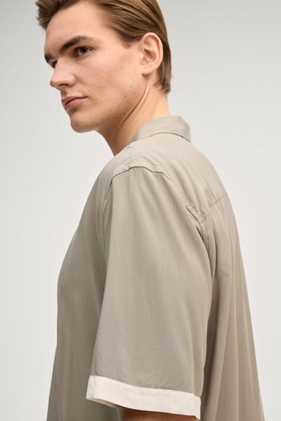 Khaki Kurzarm Camp Shirt mit Kontrastbesatz