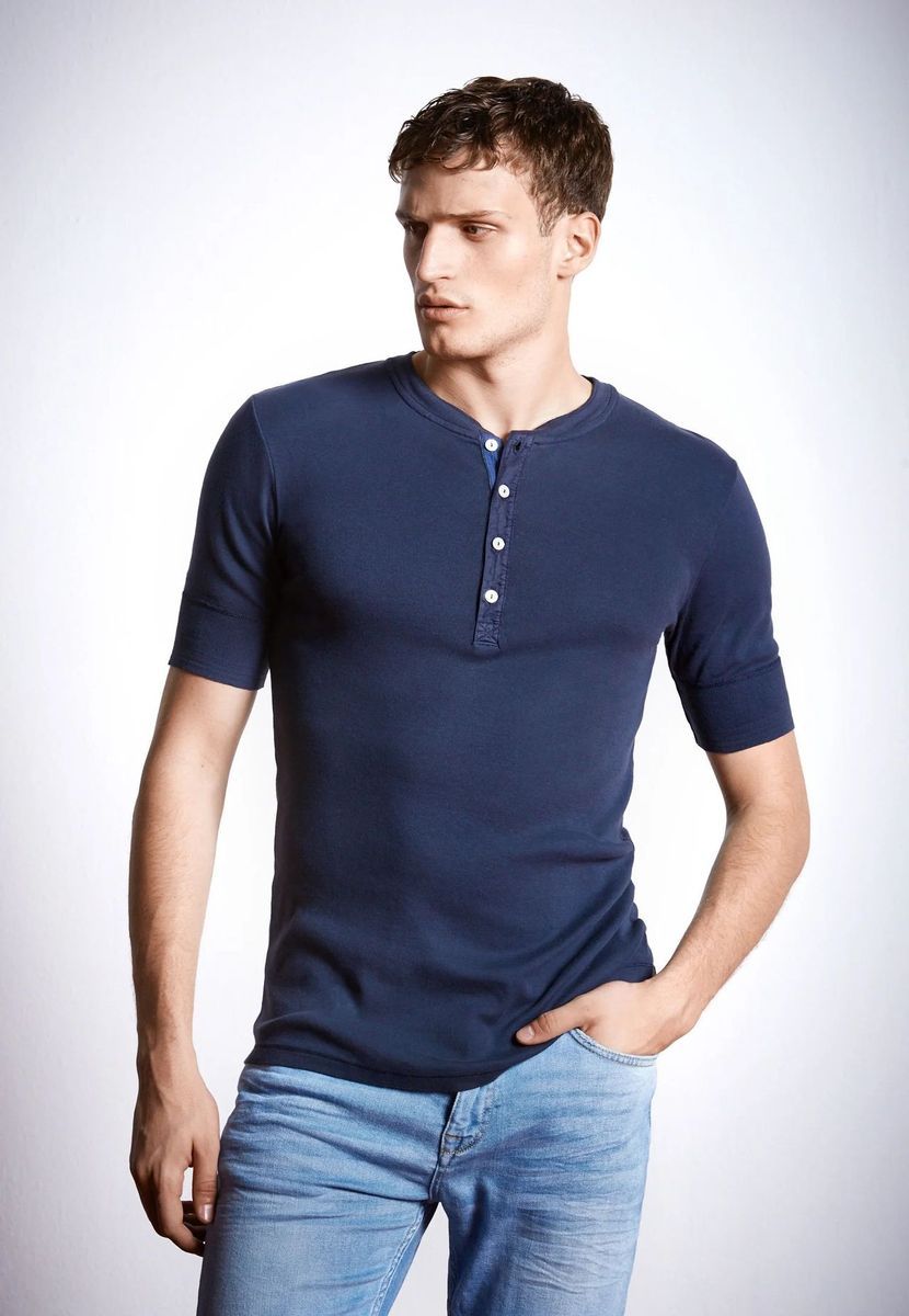 Klassisches kurzärmeliges Henley-Shirt