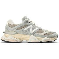 Beige und grauer Laufschuh