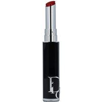 Roter Lippenstift mit feuchtigkeitsspendender Wirkung