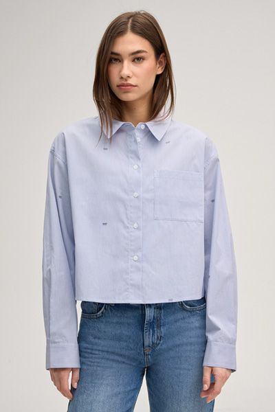 Modernes Cropped Pinstripe Hemd Basima in Blau und Weiß