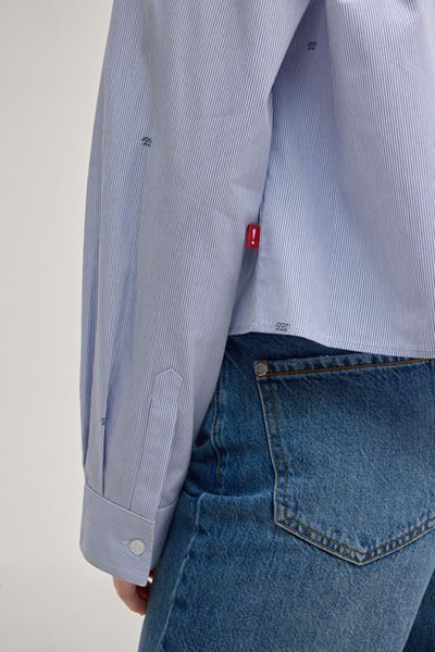 Modernes Cropped Pinstripe Hemd Basima in Blau und Weiß