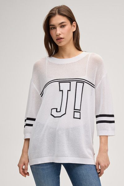 Kamias Strick-Shirt in Weiß mit 'J!'-Schriftzug und Streifen