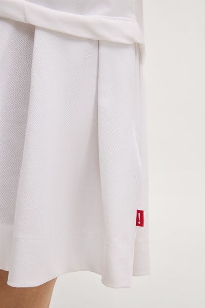 Fashion IDEA Tadena Weißes Polokleid Plissee-Rock Logo-Stickerei