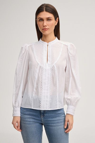 Feminine weiße Baumwollbluse mit plissierter Vorderseite und Spitzendetails