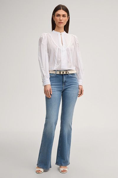 Feminine weiße Baumwollbluse mit plissierter Vorderseite und Spitzendetails