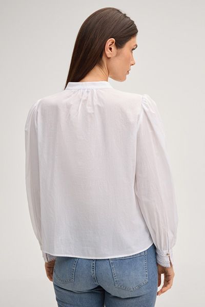 Feminine weiße Baumwollbluse mit plissierter Vorderseite und Spitzendetails
