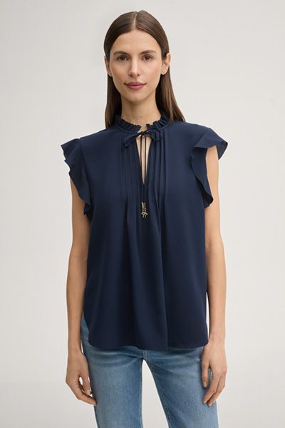 Bluse Benita Navy Bluse mit Rüschenkragen und Volantärmeln