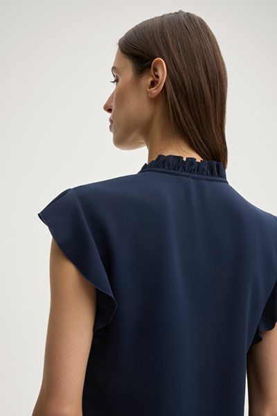 Bluse Benita Navy Bluse mit Rüschenkragen und Volantärmeln