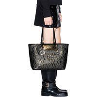 Handtasche mit Signature-Prägung