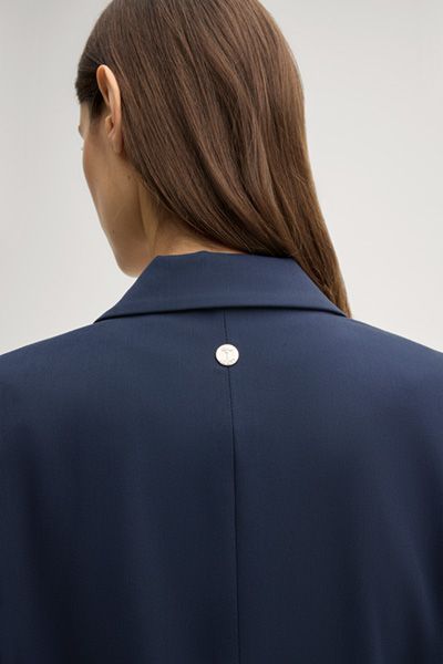 Marineblauer, zweireihiger Blazer mit goldenen Logo-Knöpfen und Reverskragen