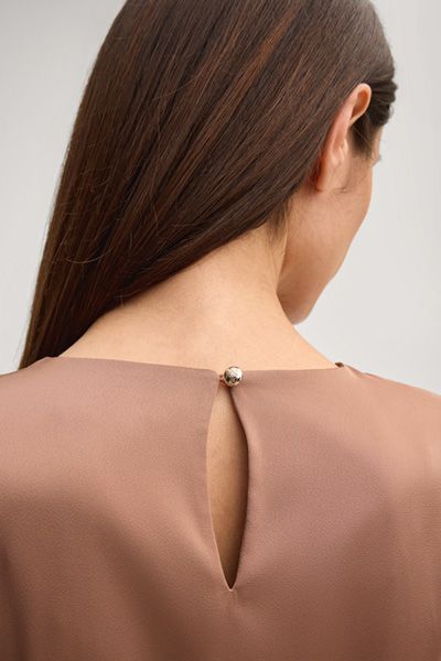 Drykorn Dela Hellbraunes Satin-Midikleid mit Drapierung