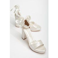 Renee Plateau Sandalen with Pearls