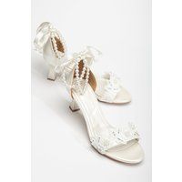 Dawn Lace Sandalen with Pearls