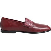 Burgunderfarbene Lederloafer mit Kroko-Detail