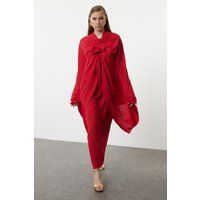 Elegantes rotes Abendkleid mit Knoten