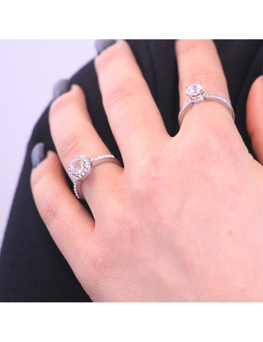 Eleganter Solitärring mit Pavé-Band