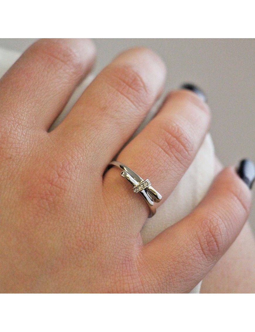 Eleganter Schleifenring mit Kristallen