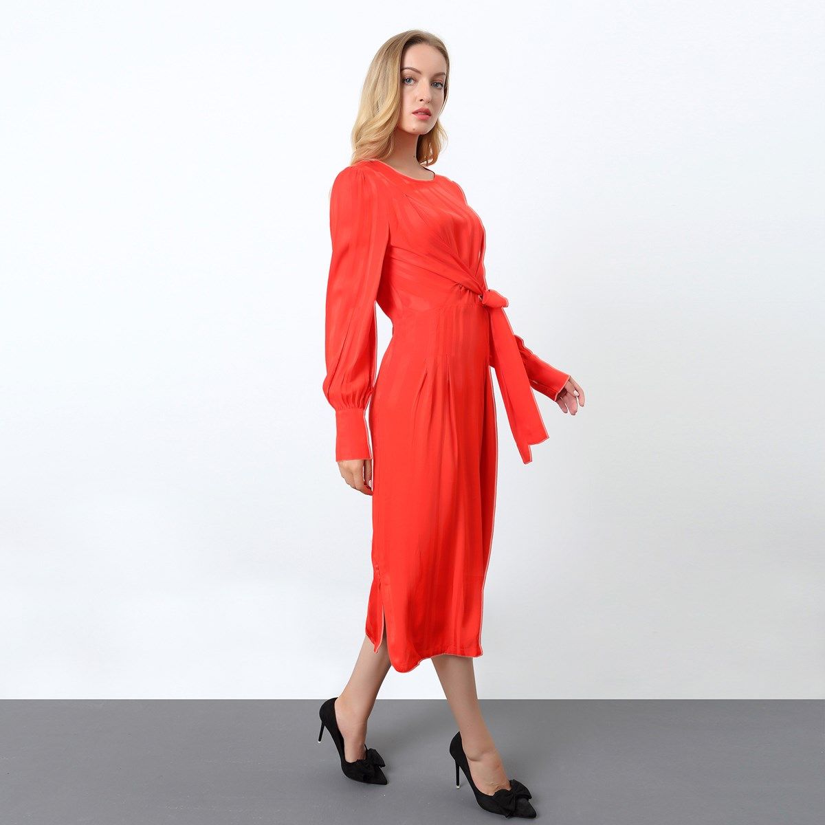 Drapiertes Midikleid mit langen Ärmeln