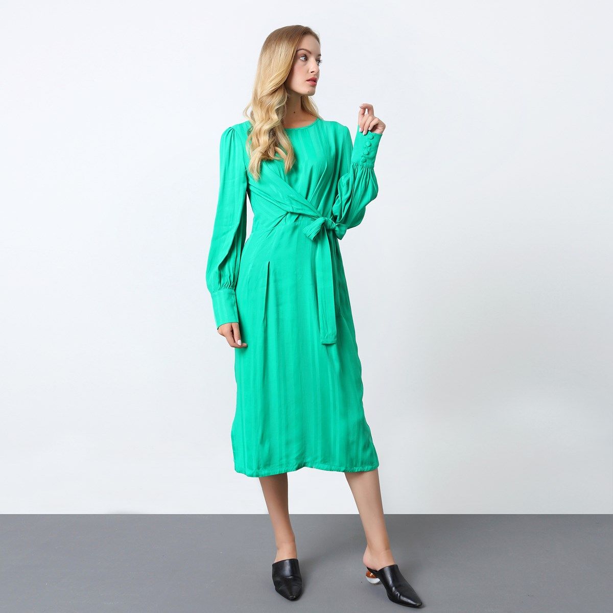 Drapiertes Midikleid mit langen Ärmeln