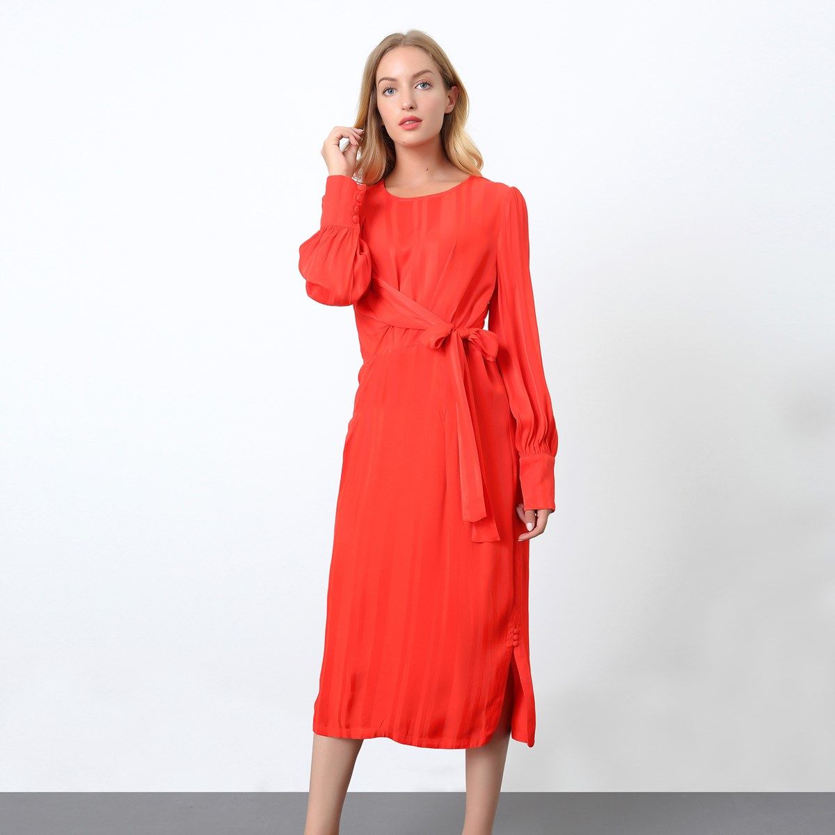 Drapiertes Satin-Midikleid im Vintage-Stil