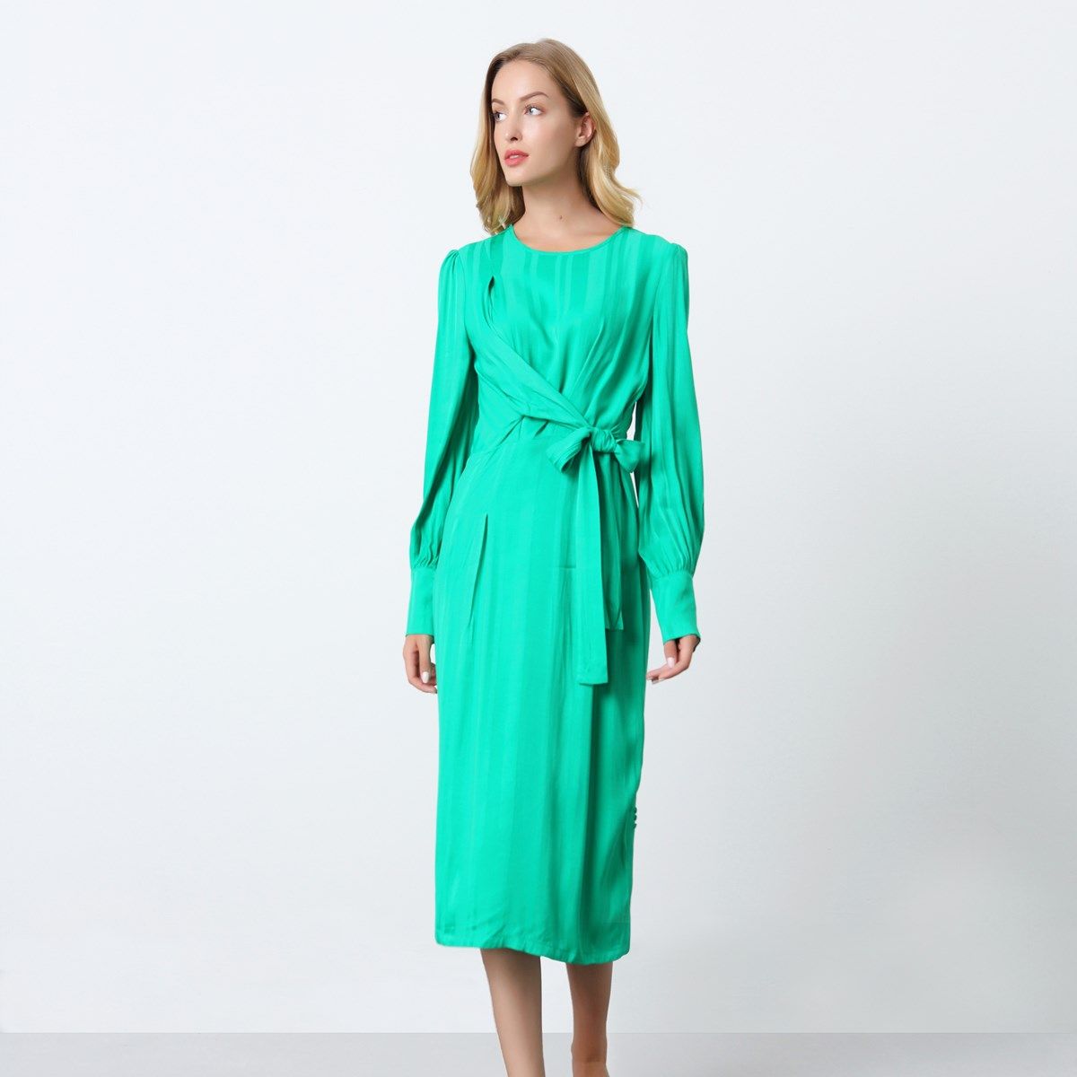 Drapiertes Satin-Midikleid im Vintage-Stil
