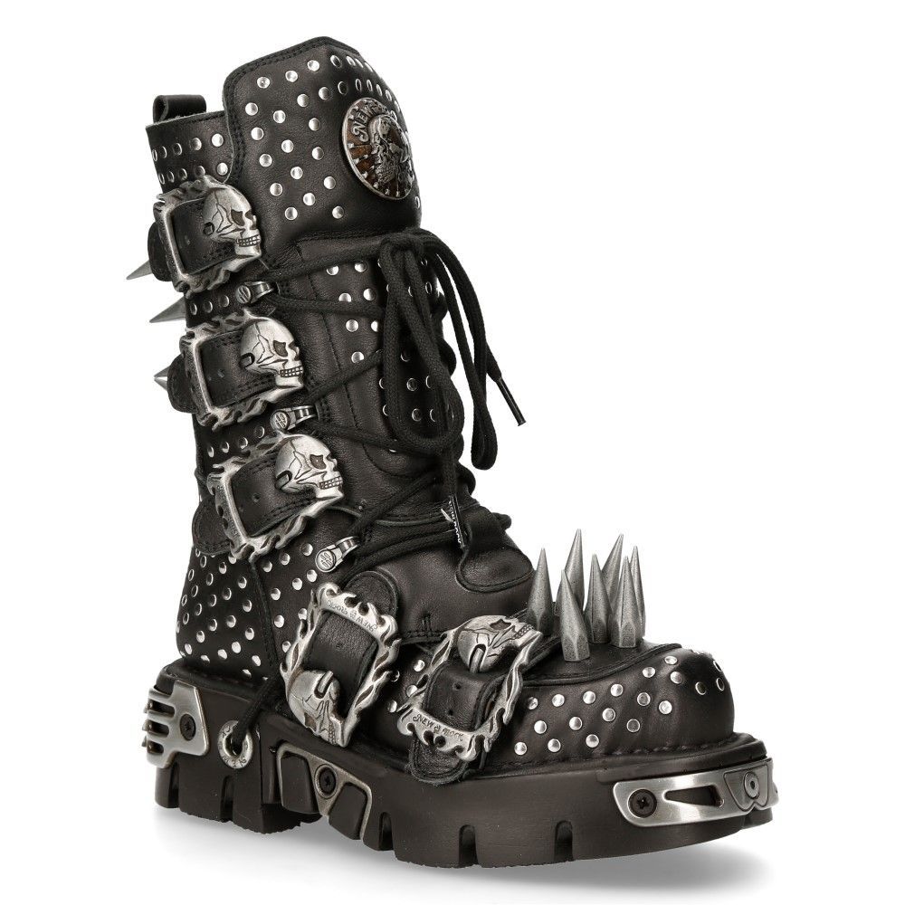 Gothic-Plateaustiefel mit Totenkopf-Verzierung und Nieten