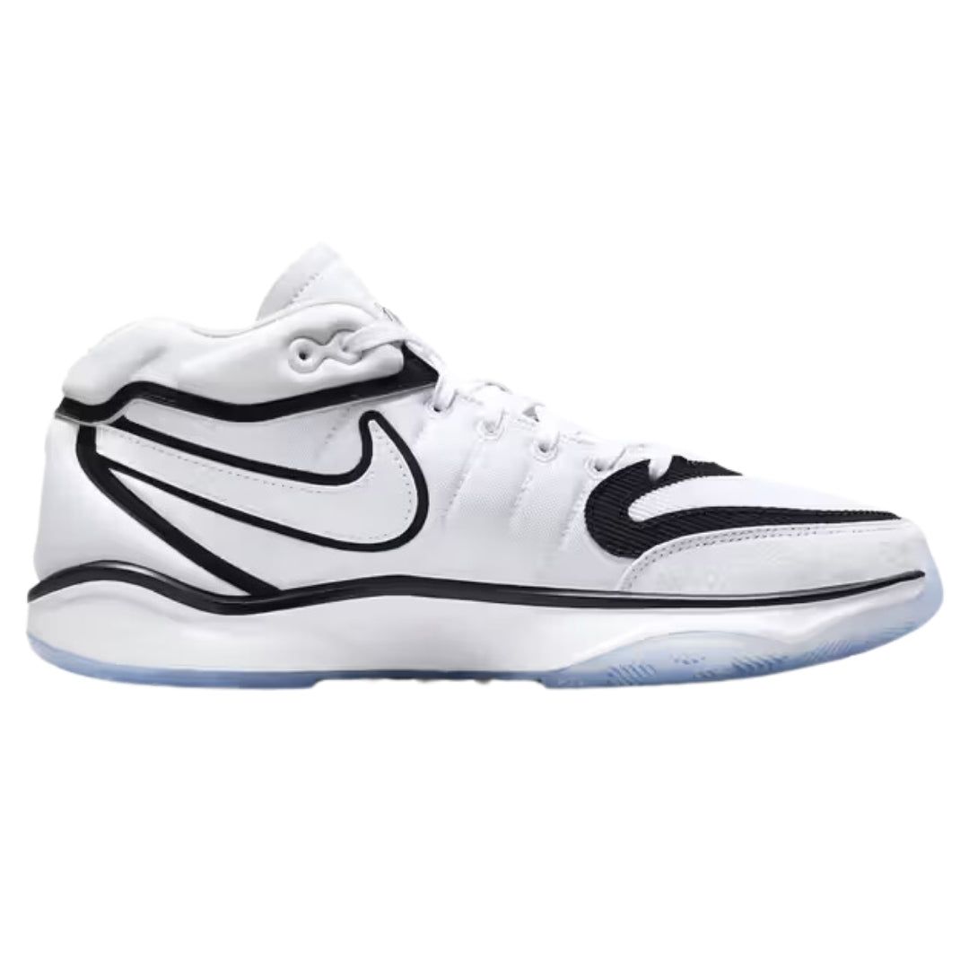 Weiße Basketball-Sneakers mit schwarzen Akzenten