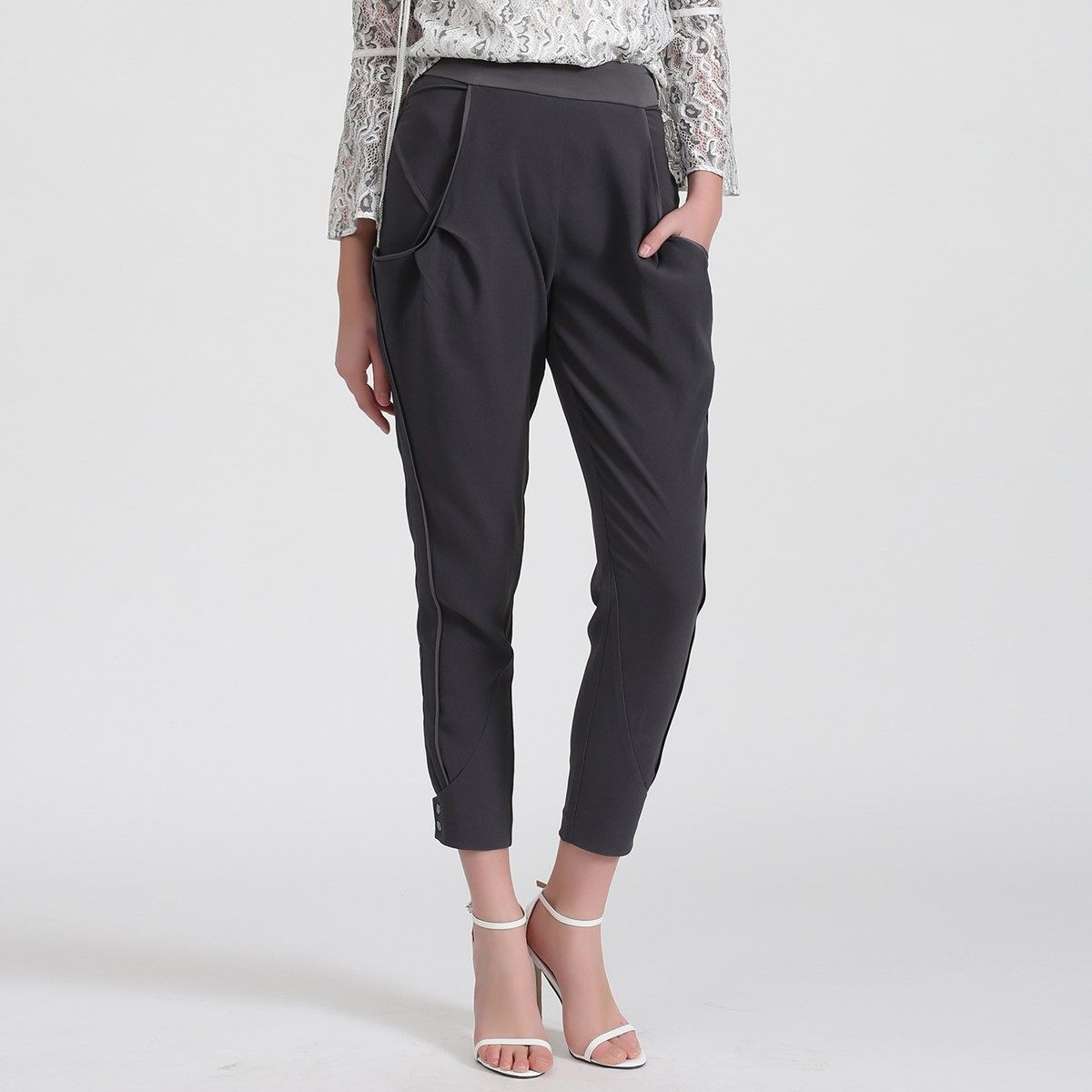 Konisch zulaufende Hose mit Bi-Material-Detail