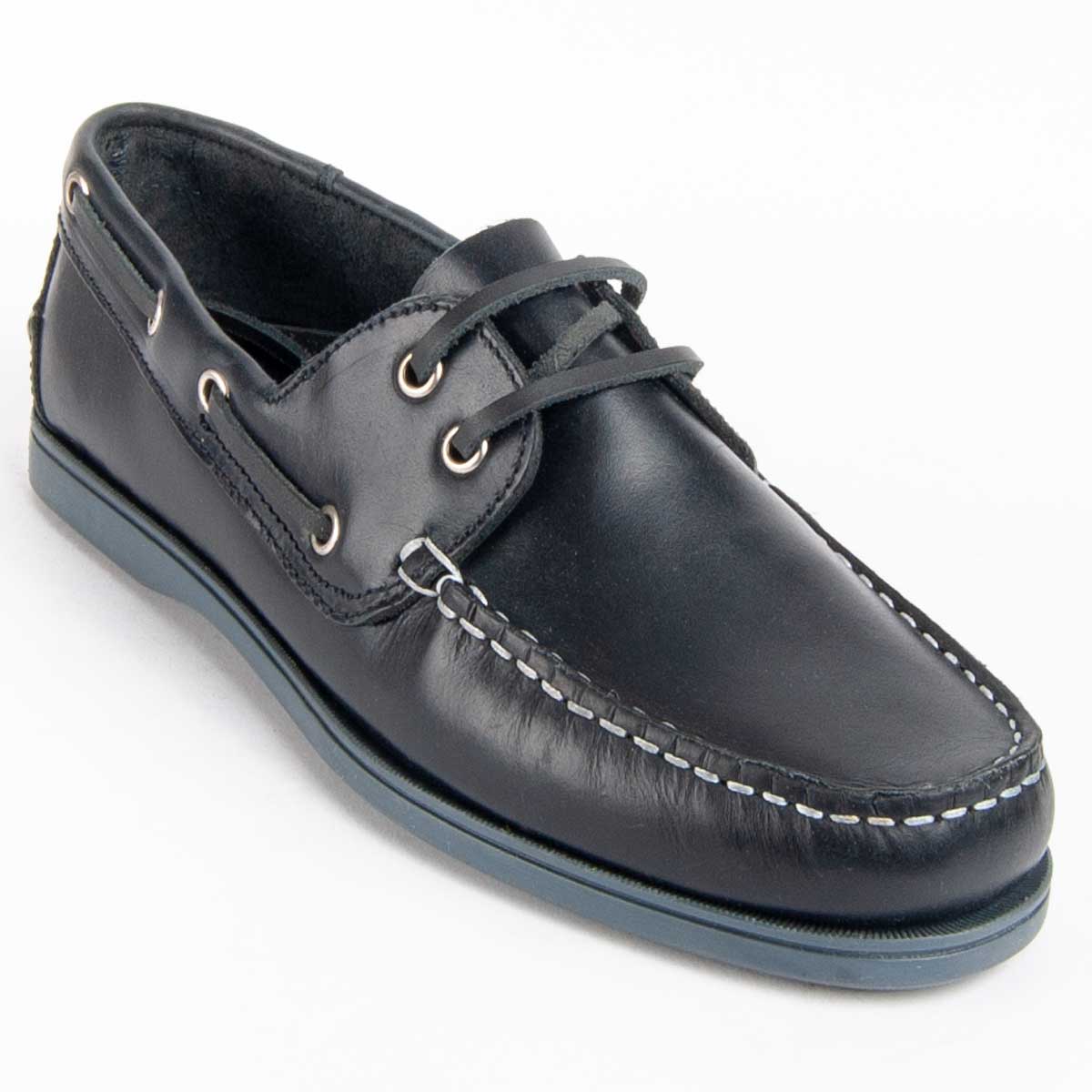 Klassische Leder-Bootsschuhe im maritimen Look