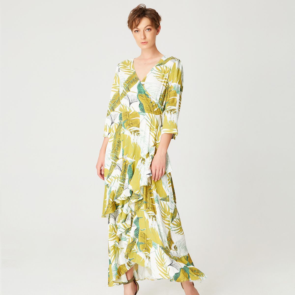 Maxikleid mit tropischem Rüschenmuster