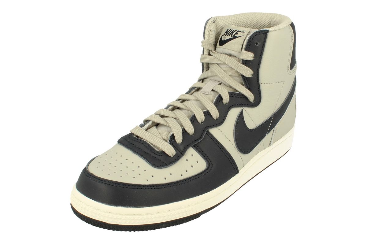 Basketball-inspirierter High-Top Sneaker