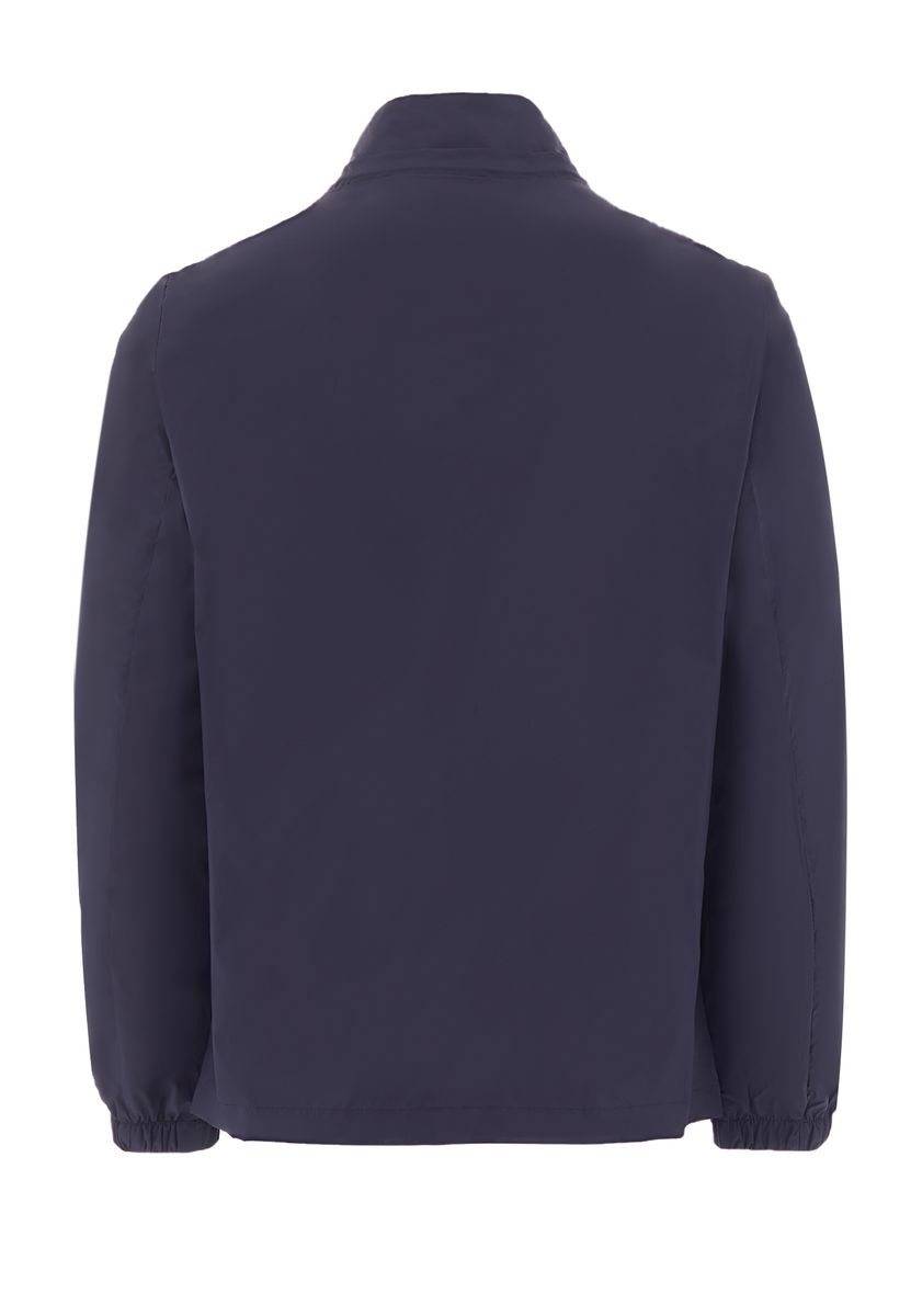 Schmal geschnittene Windjacke mit verstaubarer Kapuze